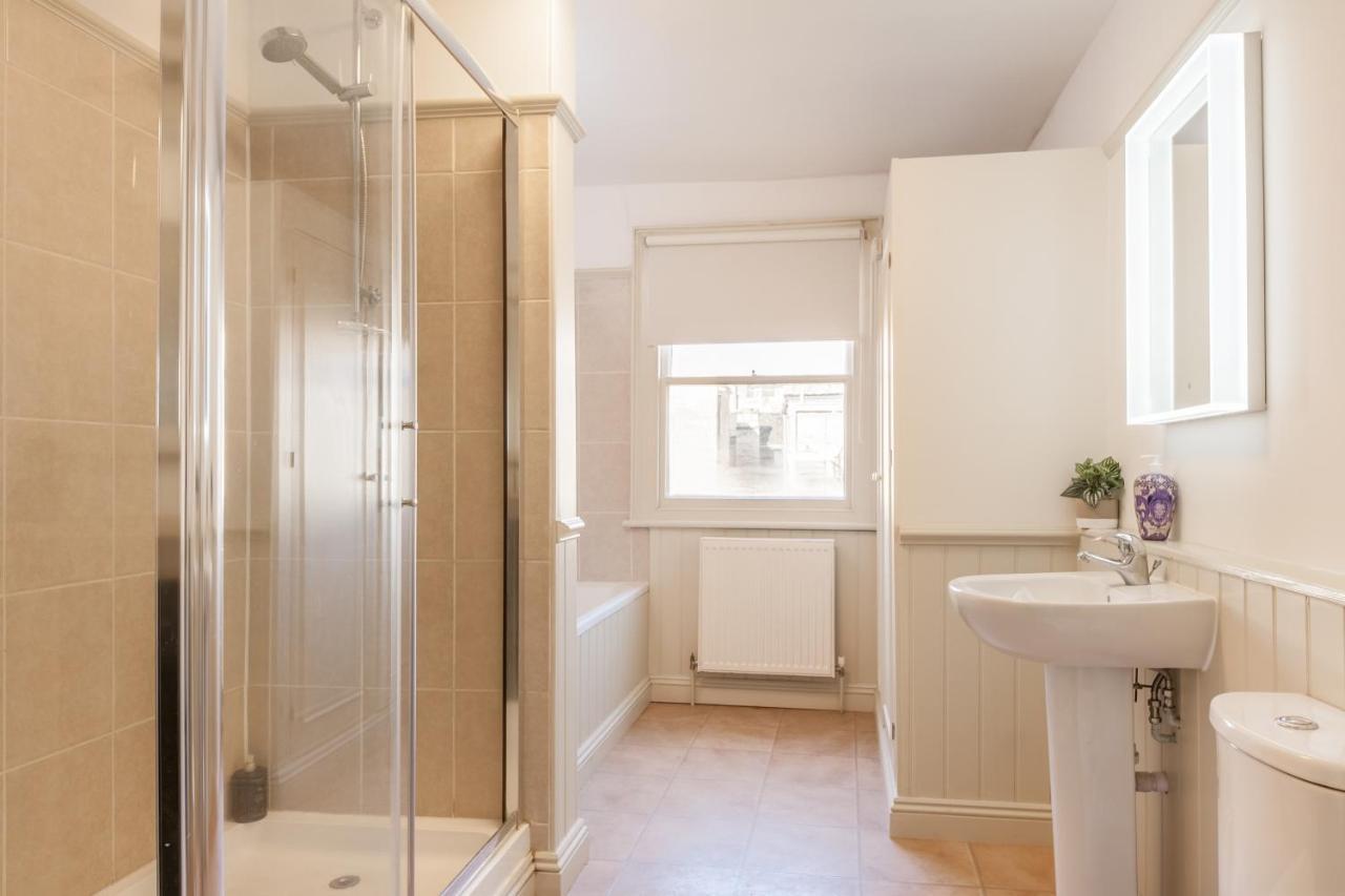 City Centre Stunning House-Roman Baths - 3Min Walk - 4 Bedrooms Exterior photo