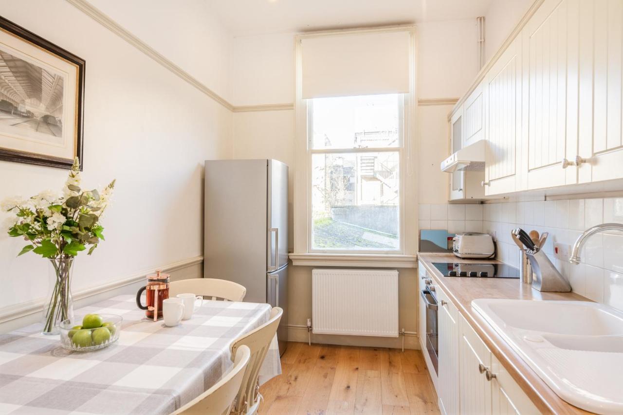 City Centre Stunning House-Roman Baths - 3Min Walk - 4 Bedrooms Exterior photo